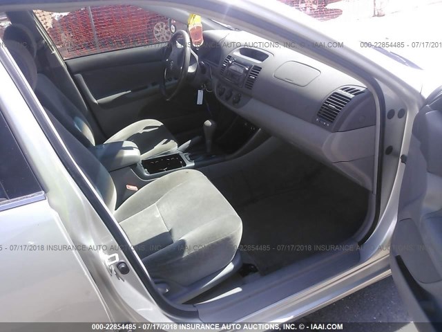 JTDBE32K030197993 - 2003 TOYOTA CAMRY LE/XLE SILVER photo 5