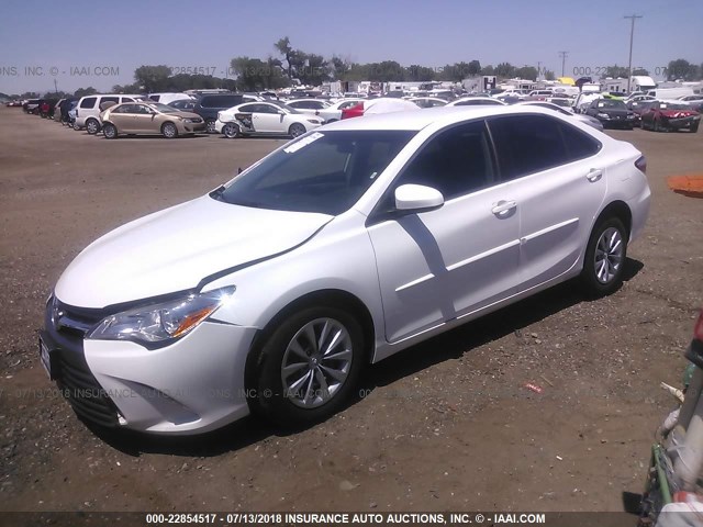 4T1BF1FK7HU274804 - 2017 TOYOTA CAMRY LE/XLE/SE/XSE WHITE photo 2