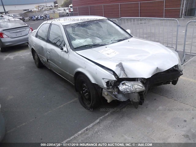 JT2BF22K010306370 - 2001 TOYOTA CAMRY CE/LE/XLE SILVER photo 1