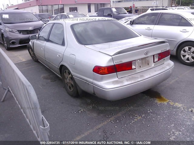 JT2BF22K010306370 - 2001 TOYOTA CAMRY CE/LE/XLE SILVER photo 3