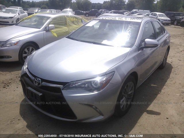 4T1BF1FK7HU293157 - 2017 TOYOTA CAMRY LE/XLE/SE/XSE SILVER photo 2