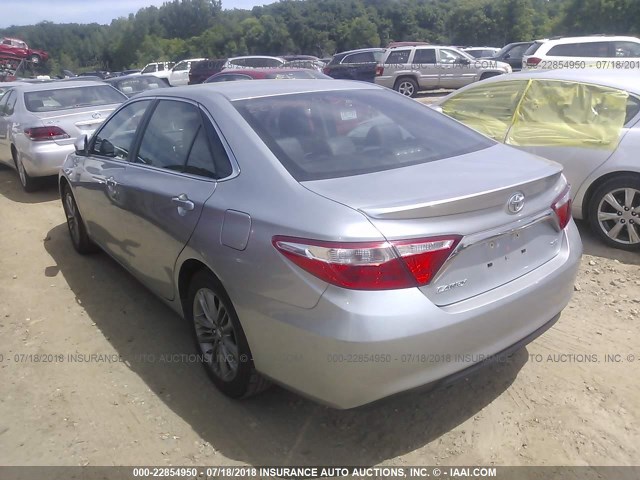 4T1BF1FK7HU293157 - 2017 TOYOTA CAMRY LE/XLE/SE/XSE 银色 照片 3