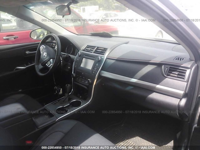 4T1BF1FK7HU293157 - 2017 TOYOTA CAMRY LE/XLE/SE/XSE 银色 照片 5