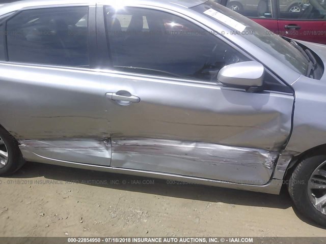 4T1BF1FK7HU293157 - 2017 TOYOTA CAMRY LE/XLE/SE/XSE 银色 照片 6