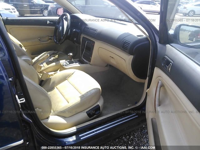 WVWRH63B72P071061 - 2002 VOLKSWAGEN PASSAT GLX BLUE photo 5