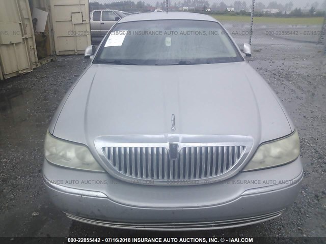 1LNHM81WX6Y605559 - 2006 LINCOLN TOWN CAR SIGNATURE SILVER photo 6