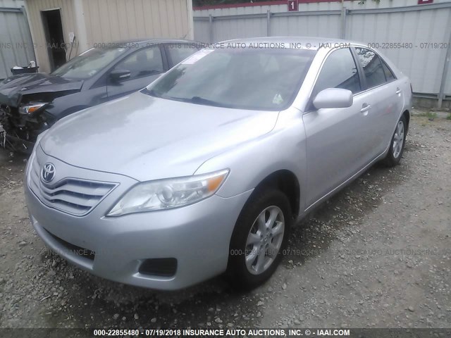 4T4BF3EK4BR143971 - 2011 TOYOTA CAMRY SE/LE/XLE ვერცხლისფერი ფოტო 2