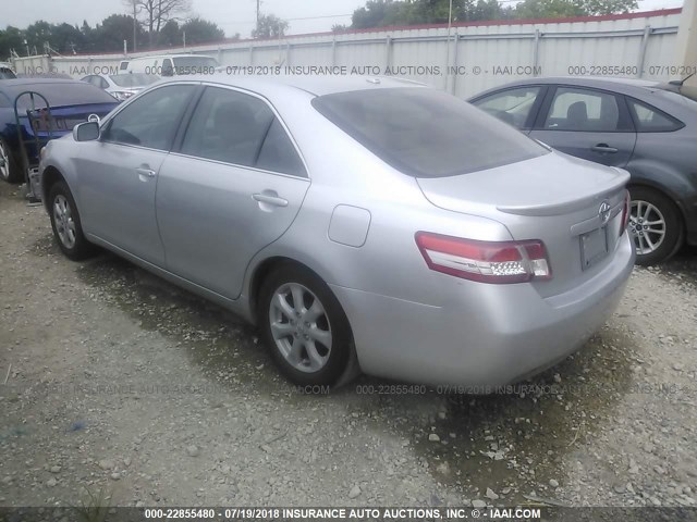4T4BF3EK4BR143971 - 2011 TOYOTA CAMRY SE/LE/XLE ვერცხლისფერი ფოტო 3