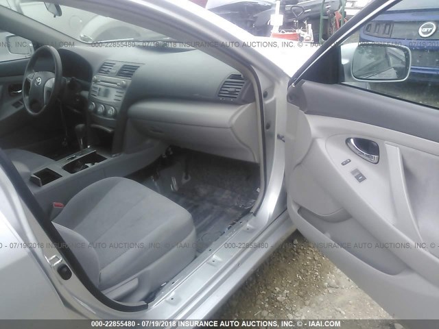 4T4BF3EK4BR143971 - 2011 TOYOTA CAMRY SE/LE/XLE ვერცხლისფერი ფოტო 5
