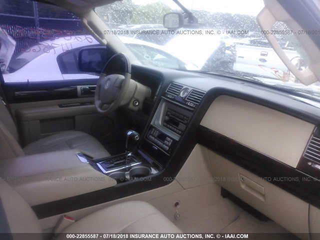 5LMFU27565LJ12263 - 2005 LINCOLN NAVIGATOR თეთრი ფოტო 5