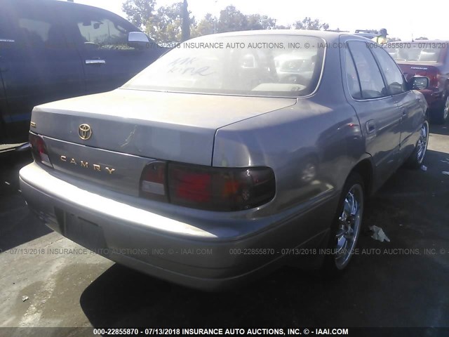 4T1BG12K6TU776523 - 1996 TOYOTA CAMRY DX/LE/XLE GRAY photo 4