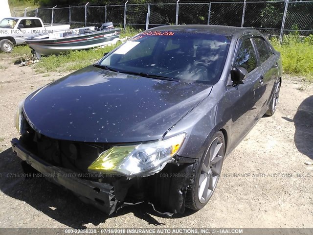 4T4BF1FK5CR260253 - 2012 TOYOTA CAMRY SE/LE/XLE GRAY photo 2