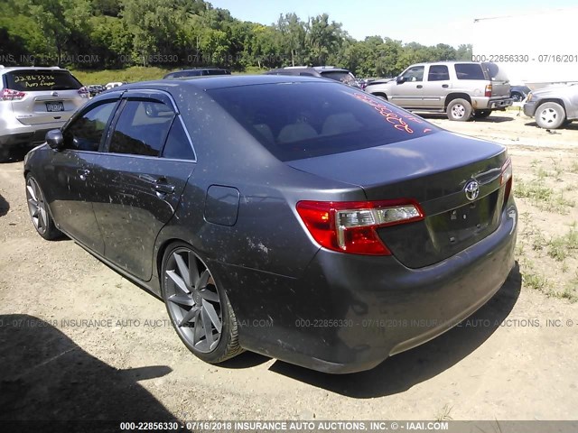 4T4BF1FK5CR260253 - 2012 TOYOTA CAMRY SE/LE/XLE GRAY photo 3
