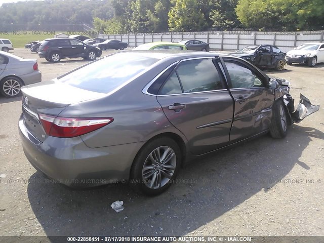 4T1BF1FKXHU438756 - 2017 TOYOTA CAMRY LE/XLE/SE/XSE GRAY photo 4