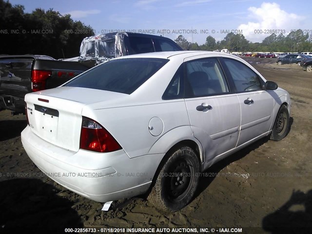1FAFP34N47W320089 - 2007 FORD FOCUS ZX4/S/SE/SES WHITE photo 4