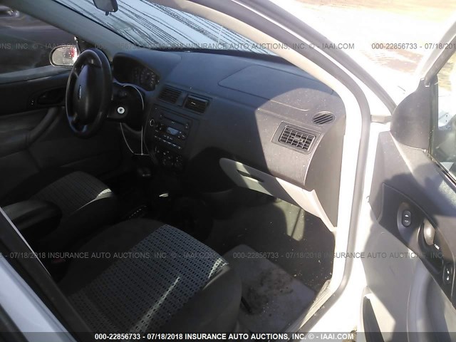 1FAFP34N47W320089 - 2007 FORD FOCUS ZX4/S/SE/SES WHITE photo 5