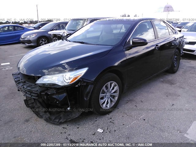 4T1BF1FK7GU570792 - 2016 TOYOTA CAMRY LE/XLE/SE/XSE BLACK photo 2