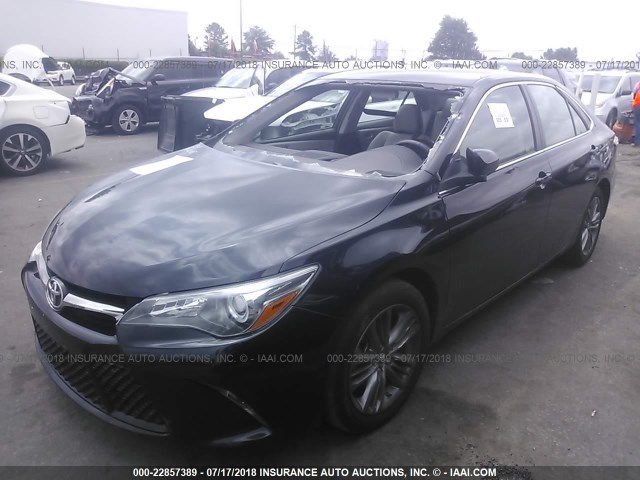 4T1BF1FK3GU598377 - 2016 TOYOTA CAMRY LE/XLE/SE/XSE BLACK photo 2