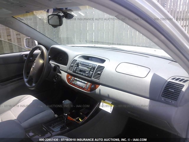 4T1BE30K74U886860 - 2004 TOYOTA CAMRY LE/XLE/SE 银色 照片 5