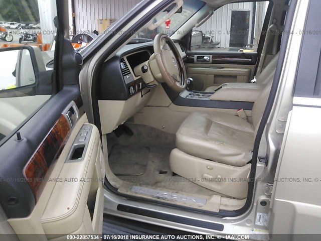 5LMFU28525LJ11495 - 2005 LINCOLN NAVIGATOR TAN photo 5