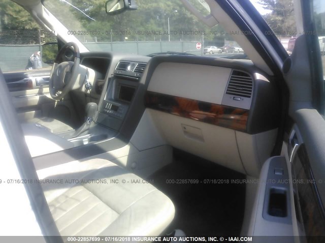 5LMFU28R14LJ06161 - 2004 LINCOLN NAVIGATOR 白色 照片 5