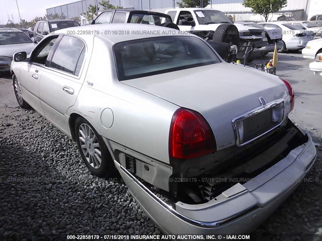 1LNHM82W65Y629595 - 2005 LINCOLN TOWN CAR SIGNATURE LIMITED WHITE photo 3