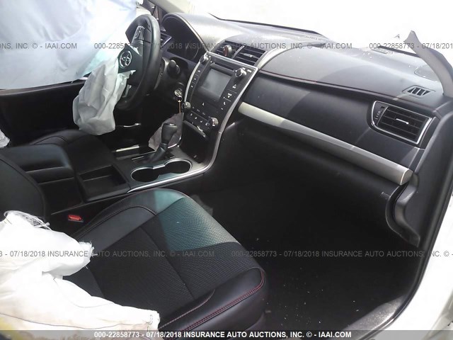 4T1BF1FK8GU247254 - 2016 TOYOTA CAMRY LE/XLE/SE/XSE WHITE photo 5