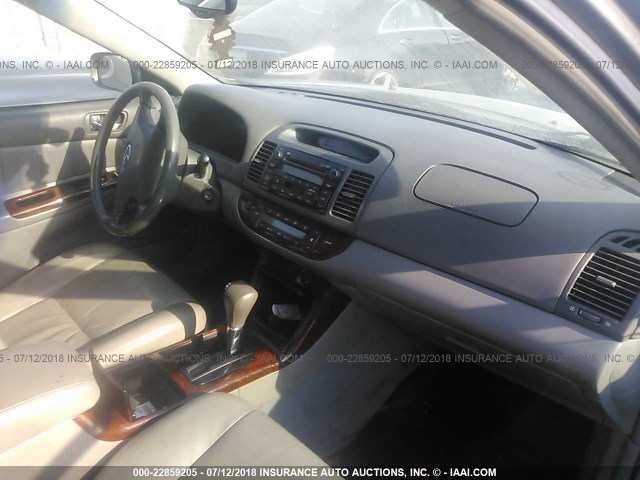 4T1BF32K22U515094 - 2002 TOYOTA CAMRY LE/XLE/SE ნაცრისფერი ფოტო 5