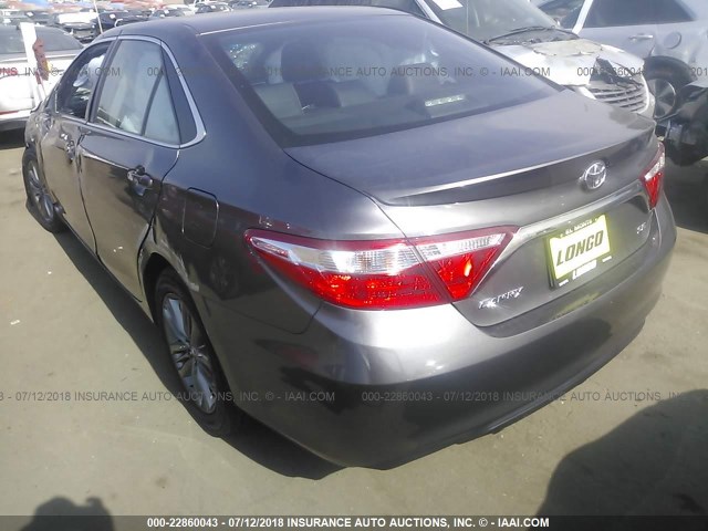 4T1BF1FK4FU914271 - 2015 TOYOTA CAMRY LE/XLE/SE/XSE GRAY photo 3