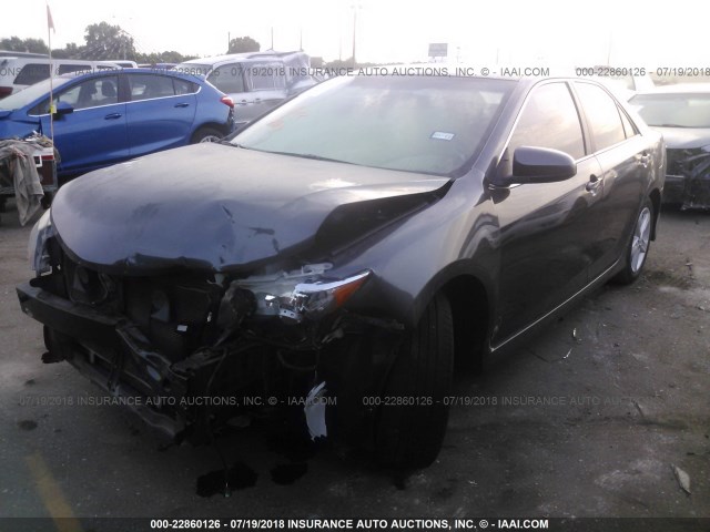 4T1BF1FKXCU086948 - 2012 TOYOTA CAMRY SE/LE/XLE GRAY photo 2