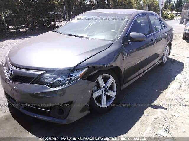 4T1BF1FK2EU828651 - 2014 TOYOTA CAMRY L/SE/LE/XLE ნაცრისფერი ფოტო 2