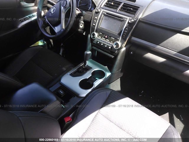 4T1BF1FK2EU828651 - 2014 TOYOTA CAMRY L/SE/LE/XLE ნაცრისფერი ფოტო 5