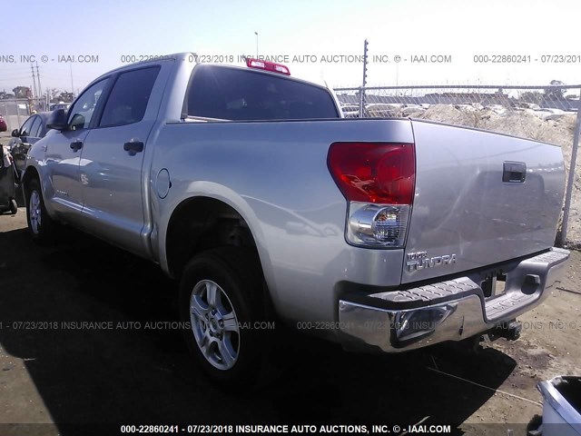 5TFEV54138X054791 - 2008 TOYOTA TUNDRA CREWMAX/CREWMAX SR5 SILVER photo 3