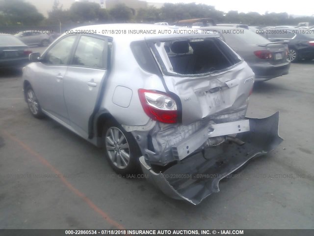 2T1KU4EE2AC414946 - 2010 TOYOTA COROLLA MATRIX  SILVER photo 3