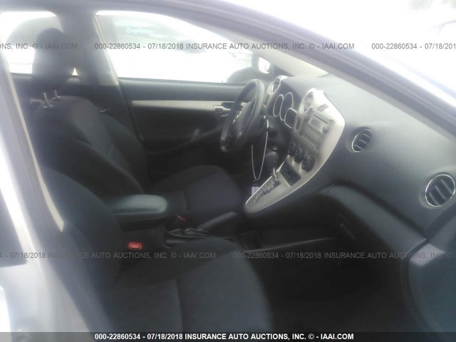 2T1KU4EE2AC414946 - 2010 TOYOTA COROLLA MATRIX  SILVER photo 5
