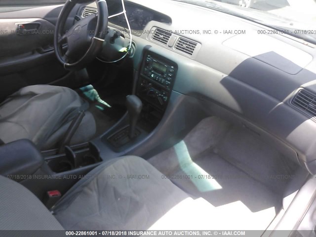 JT2BG22K9X0372390 - 1999 TOYOTA CAMRY LE/XLE 灰色 照片 5