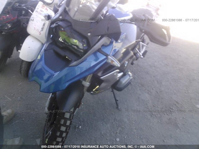 WB10A6103HZ656082 - 2017 BMW R1200 GS BLUE photo 2