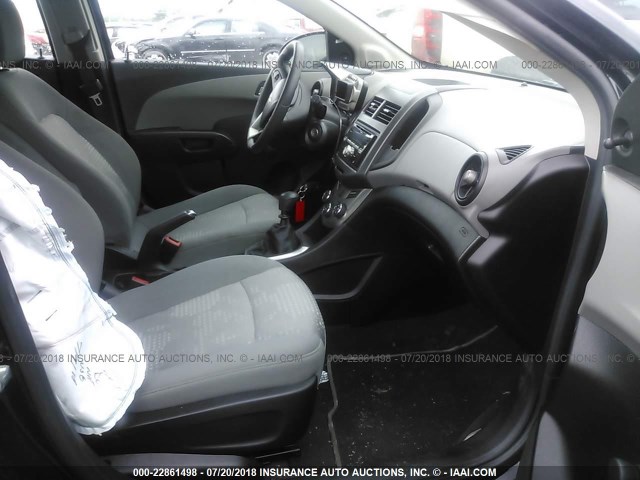 1G1JB6SH8D4114890 - 2013 CHEVROLET SONIC LS 黑色 照片 5