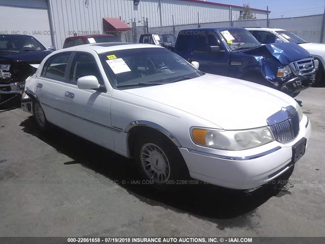 1LNFM83W7WY724030 - 1998 LINCOLN TOWN CAR CARTIER WHITE photo 1