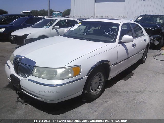 1LNFM83W7WY724030 - 1998 LINCOLN TOWN CAR CARTIER WHITE photo 2