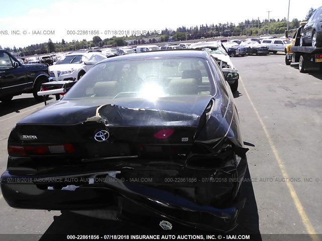 JT2BF28K3X0216386 - 1999 TOYOTA CAMRY LE/XLE Schwarz Foto 6