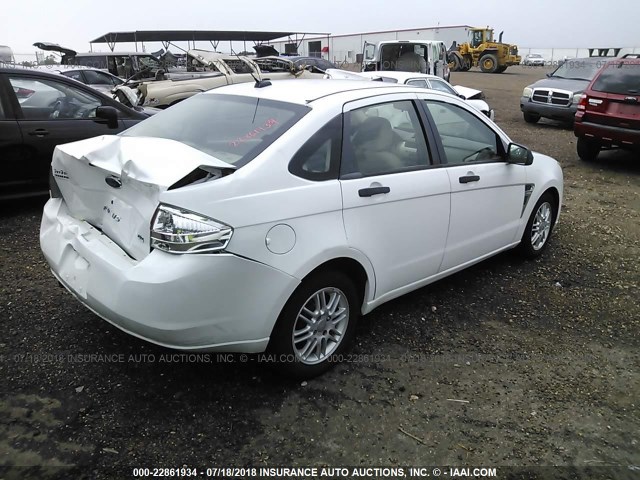 1FAHP35N58W249364 - 2008 FORD FOCUS SE/SEL/SES WHITE photo 4