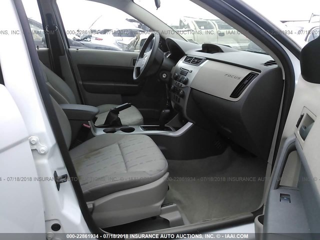 1FAHP35N58W249364 - 2008 FORD FOCUS SE/SEL/SES WHITE photo 5