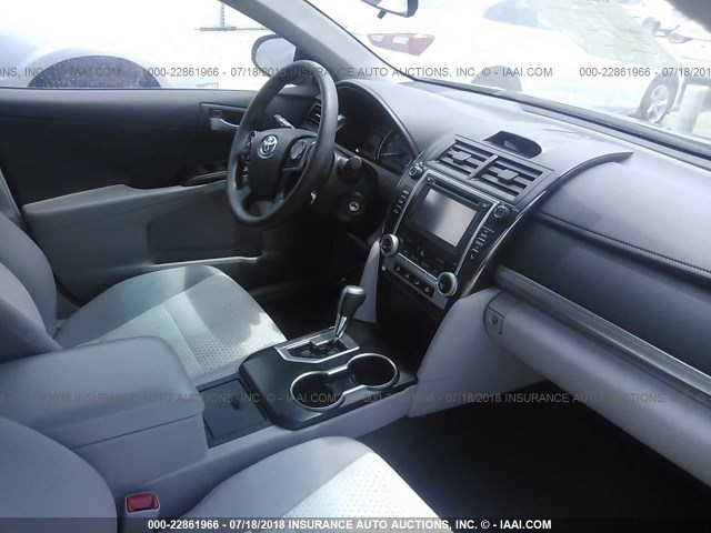 4T1BF1FK4EU463759 - 2014 TOYOTA CAMRY L/SE/LE/XLE ნაცრისფერი ფოტო 5