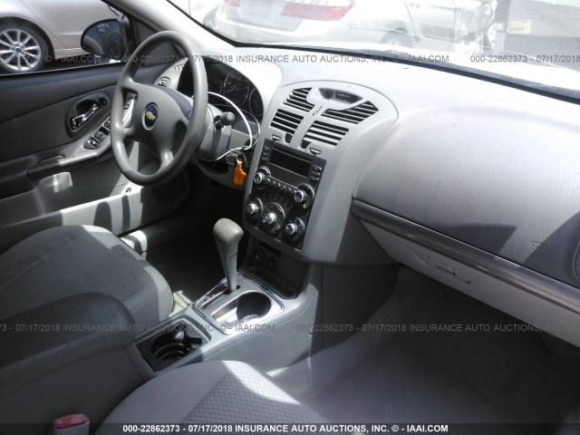 1G1ZS58F98F135664 - 2008 CHEVROLET MALIBU LS ვერცხლისფერი ფოტო 5