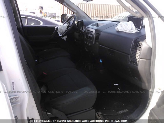 1N6AA0EK5BN304908 - 2011 NISSAN TITAN S/SV/SL/PRO-4X WHITE photo 5