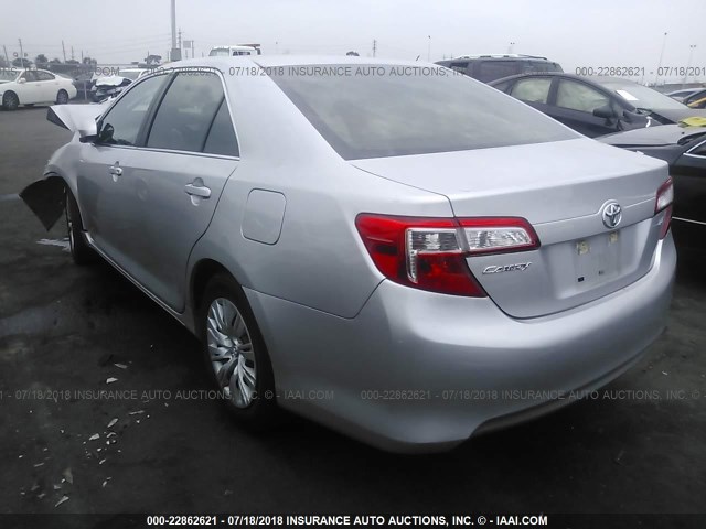 4T4BF1FK8DR312587 - 2013 TOYOTA CAMRY L/SE/LE/XLE SILVER photo 3