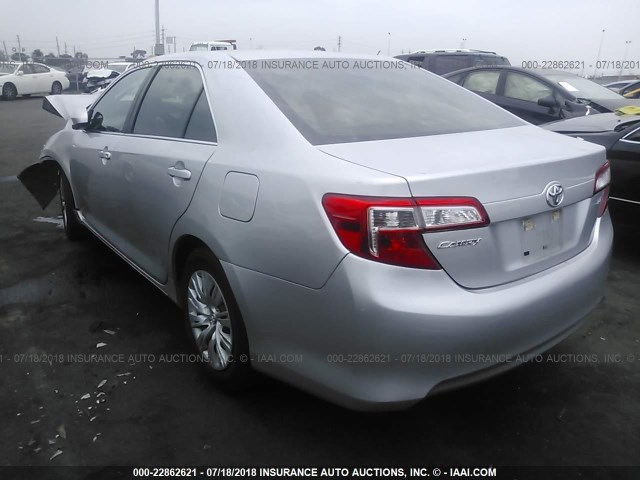4T4BF1FK8DR312587 - 2013 TOYOTA CAMRY L/SE/LE/XLE 银色 照片 3