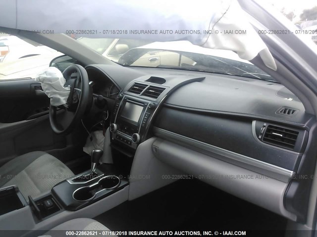 4T4BF1FK8DR312587 - 2013 TOYOTA CAMRY L/SE/LE/XLE 银色 照片 5