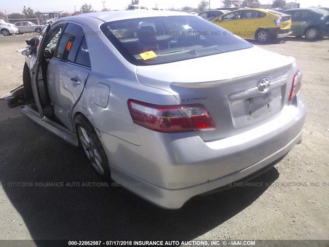 4T1BK46KX7U528467 - 2007 TOYOTA CAMRY NEW GENERAT LE/XLE/SE SILVER photo 3